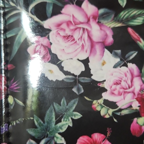 Mundi Women Tri-Fold Wallet - Picture 8 of 8